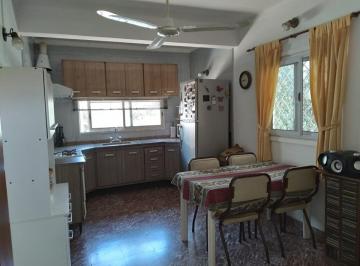 Casa · 5 Ambientes · 1 Cochera · Casa de 3 Dorm., Cochera y Patio en Muy Buena Ubicacion! Apta Credito