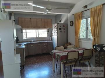Casa · 5 Ambientes · 1 Cochera · Casa de 3 Dorm., Cochera y Patio en Muy Buena Ubicacion! Apta Credito