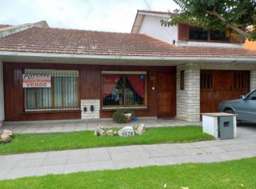 Casa · 150m² · 5 Ambientes · Chalet 4 Dorm.