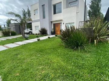 Casa · 286m² · 4 Ambientes · 3 Cocheras · Casa en Venta 4amb - C/ Pileta - en Barrio La Alameda