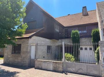Casa · 345m² · 6 Ambientes · 3 Cocheras · Chalet en Venta en Ramos Mejía