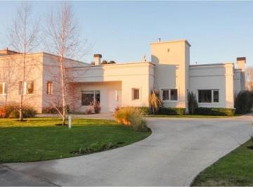 Casa · 280m² · 4 Ambientes · 8 Cocheras · Casa Categoria 4amb. con Amplio Parque y Piscina Rumenco