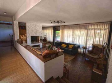 Casa · 260m² · 5 Ambientes · 4 Cocheras · Casa a Precio Lote en Las Lomas, San Isidro