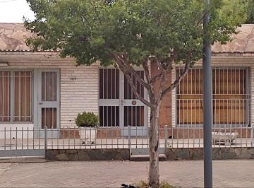 Casa · 110m² · 2 Cocheras · Casa Dos Dorm. en Venta