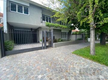 Casa · 271m² · 3 Dormitorios · 2 Cocheras · Casa - Adrogue