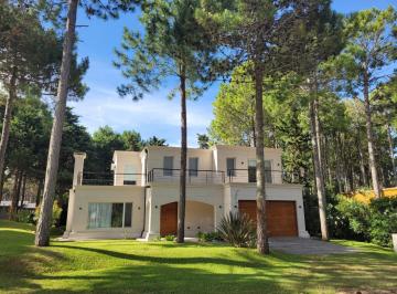Casa · 266m² · 4 Dormitorios · 2 Cocheras · Casa en Venta - Pinamar Norte - 5 Ambientes - Financia/toma Propiedad