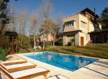 Casa · 258m² · 4 Dormitorios · 1 Cochera · Casa en Carilo a Dos Cuadras de La Playa