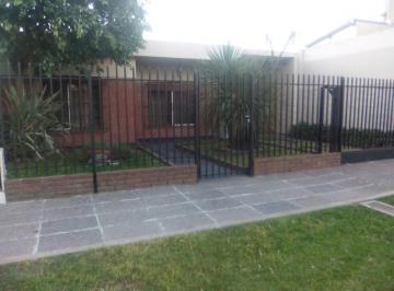 Casa · 350m² · 4 Ambientes · 3 Cocheras · Hermosa Propiedad en Moreno, en Barrio San Jose Sobre Calle Panama a m de Ruta 23!