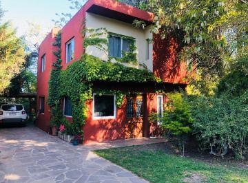 Casa · 510m² · 4 Ambientes · Oportunidad Unica! Excelente Propiedad en Venta con 3 Dorm. y Amplio Parque | Zona de Quintas