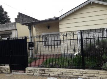 Casa · 120m² · 3 Ambientes · 3 Cocheras · En Venta! Hermosa Propiedad con 2 Dorm. en Moreno Sobre Calle Padre Fahy | 360 m² de Terreno |