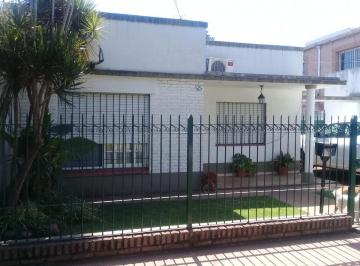 Casa · 250m² · 6 Ambientes · 3 Cocheras · En Venta! | Hermosa Casa en Moreno Centro con Departamento Al Fondo | a m de Av Victorica y Bo
