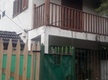 Casa · 100m² · 4 Ambientes · 1 Cochera · En Venta! Interesante Propiedad de 2 Plantas en Barrio Los Paraisos - Moreno | 2 Dorm. | Patio