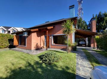 Casa · 170m² · 4 Ambientes · 2 Cocheras · En Venta | Hermosa Propiedad de 2 Pisos con Amplio Parque en Country Club Banco Pronvincia | Ubicada