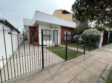 Casa · 300m² · 4 Ambientes · En Venta | Hermosa Propiedad en Moreno Sur Sobre Calle Saavedra Al 1700 | con Departamento en El Fon