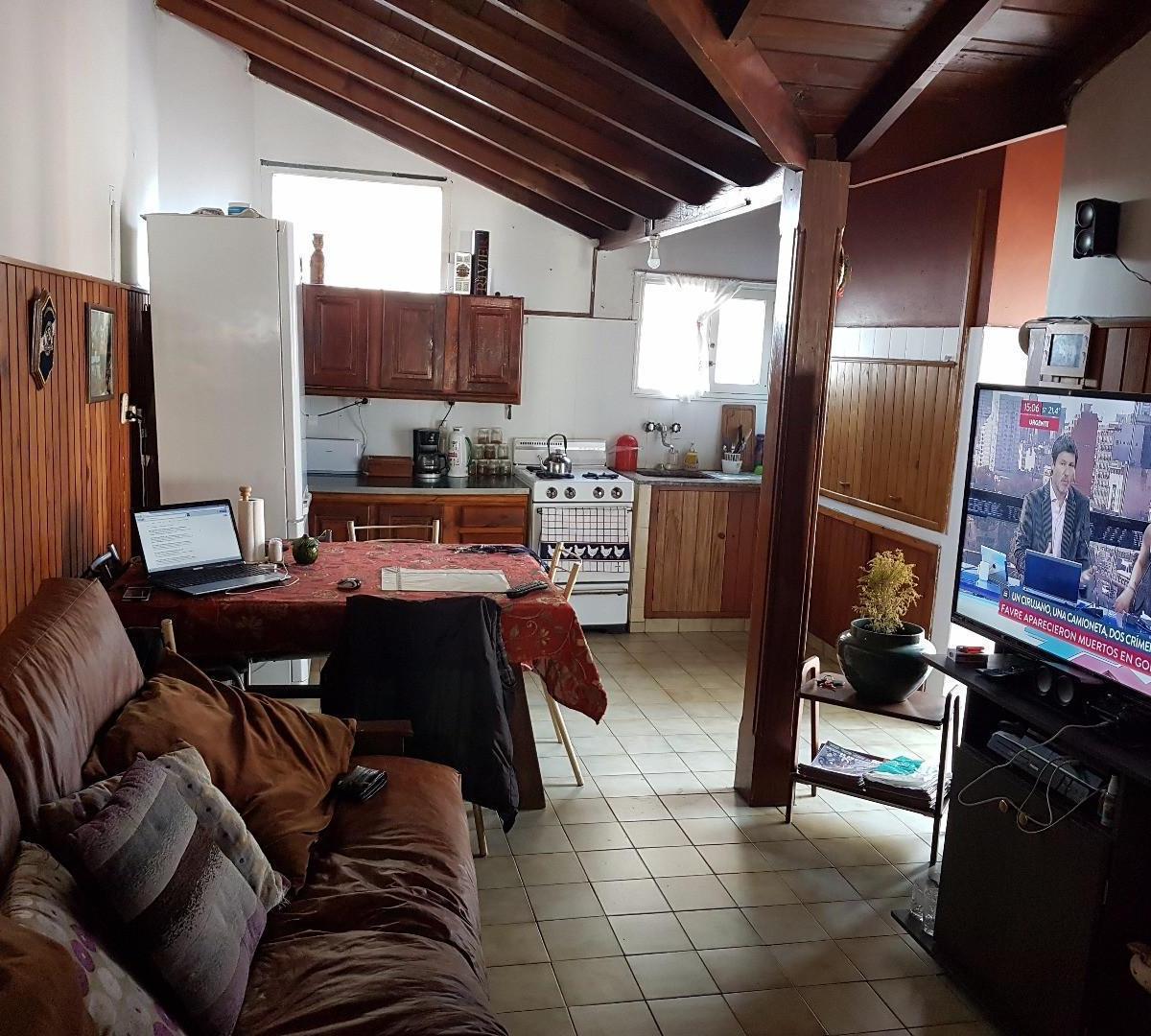 Departamento d 4 ambientes a la calle con quincho propio y cochera cubierta