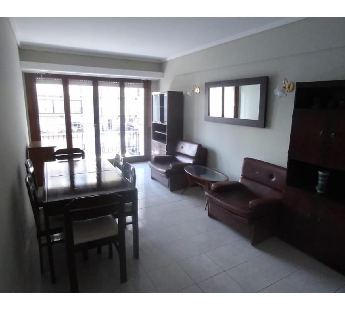 Departamento de 2 ambientes con dependencia de servicio - a la calle