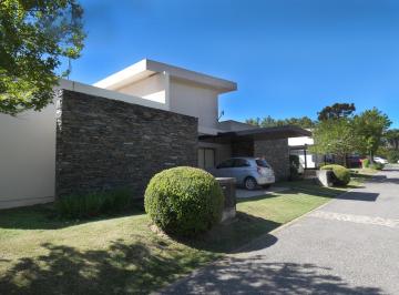 Casa de 5 ambientes, Villa Allende · Dúplex en Alquiler en B. Privado Villa Pehuén. Villa Allende.
