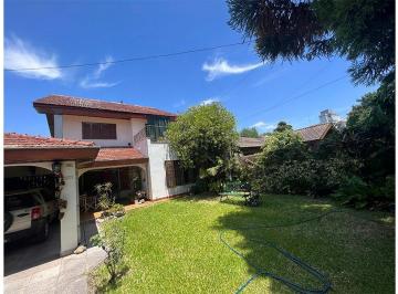 Casa · 253m² · 4 Dormitorios · 2 Cocheras · Chalet en Venta! Muy Bien Ubicado Sobre Jacarandaes, a m de La Plaza del Avión