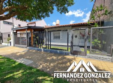 Casa de 4 ambientes, Lomas de Zamora · Venta de Chalet de 4 Amb. con Garage, Fondo Libre y Piscina. Inmejorable Estado.
