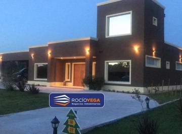 Casa · 320m² · 4 Ambientes · 2 Cocheras · Casa en Venta en Haras del Sol, Pilar 100