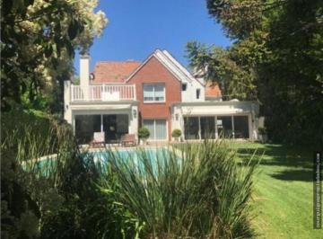 Casa · 350m² · 6 Ambientes · 2 Cocheras · Importante Chalet de Estilo en El Corazón del Barrio Los Troncos.