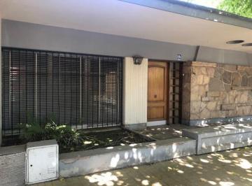 Casa · 300m² · 9 Ambientes · 2 Cocheras · Casa en Barrio Bombal