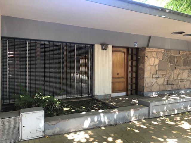 Casa · 300m² · 9 Ambientes · 2 Cocheras