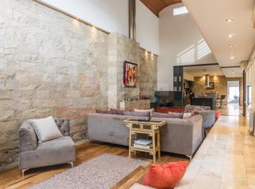 Casa · 431m² · 5 Ambientes · Casa con Parque y Piscina Lanús Oeste