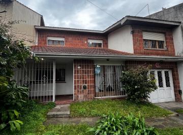 Casa · 210m² · 5 Dormitorios · 2 Cocheras · Chalet 4 Ambientes en Venta, San Carlos