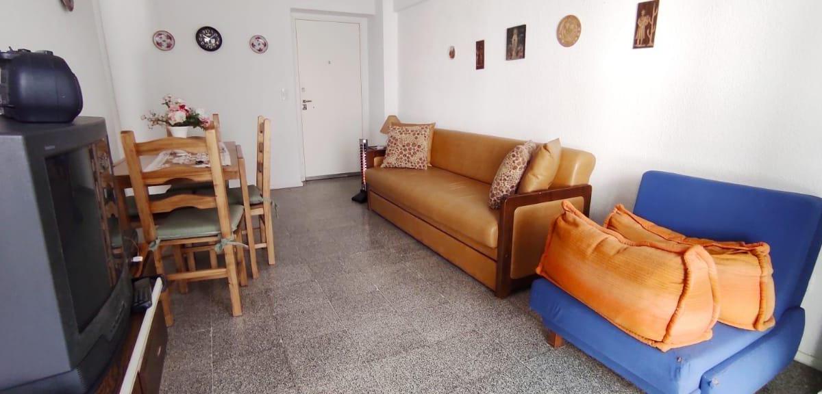 Venta departamento de 2 ambientes contrafrente con balcon cerrado. Zona Plaza Colon.