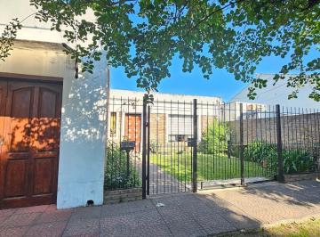 Casa · 130m² · 3 Ambientes · 2 Cocheras · Castelar Norte Casa Americana 3 Amb Permuta Menor Valor