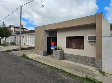 Casa · 83m² · 4 Ambientes · Casa de Dos Dorm., un Baño, Galeria y Jardin. Frente a Escuela Normal
