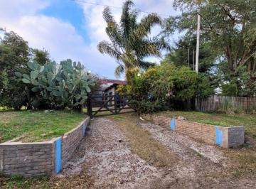 Casa · 72m² · Casa Quinta con Pileta, y Amplio Terreno Parquizado