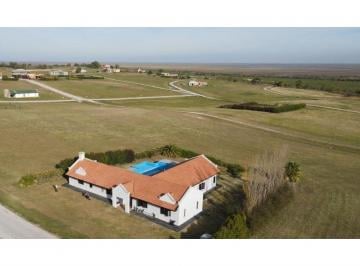 Casa · 280m² · 6 Ambientes · 4 Cocheras · Casa de Tres Dorm. con Pileta, Barrio Los Algarrobos