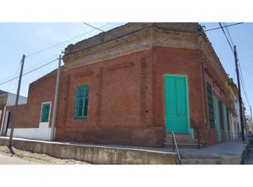Casa · 57m² · 3 Ambientes · Casa Refaccionada de 1 Dormitorio en Esquina con Patio! Abasolo y Guemes – Victoria, Entre Ríos