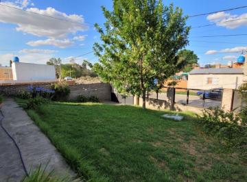 Casa · 91m² · 3 Ambientes · 1 Cochera · Casa con Amplio Terreno, en Esquina, Ezpeleta y French