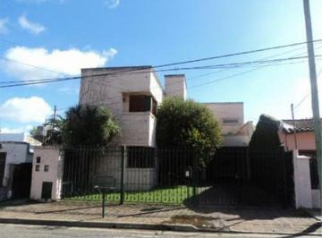 Casa · 200m² · 4 Ambientes · 3 Cocheras · Casa en Venta Apta Credito en Pilar Centro.