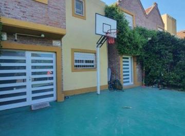 Casa · 170m² · 5 Ambientes · 2 Cocheras · Dúplex 4 Dorm - 3 Baños - Patio. Frente Al Paseo!
