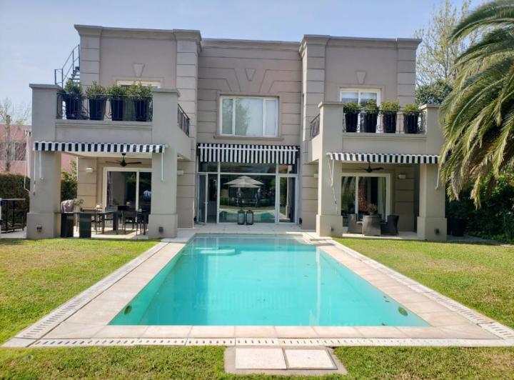Casa · 340m² · 5 Ambientes · 10 Cocheras