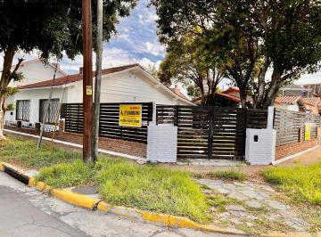 Casa de 3 ambientes, San Isidro · Martínez: Casa de 3 Amb con Gran Jardín y Entrada Para Autos.