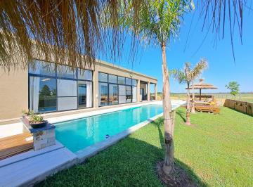 Casa · 210m² · 4 Ambientes · 2 Cocheras · Excelente Casa en Venta