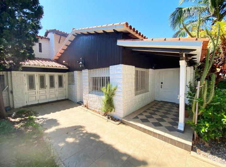 Casa · 196m² · 4 Ambientes · 2 Cocheras