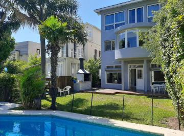 Casa de 7 ambientes, San Isidro · Casa Moderna con Hermoso Jardín - Piscina - 3 Dorm. - Sauna - Hidromasaje.