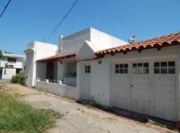 Casa · 100m² · 3 Ambientes · 1 Cochera · Casa en Muy Buena Ubicacion