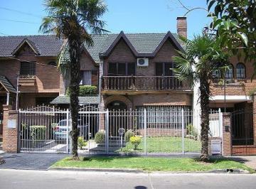 Casa · 320m² · 5 Ambientes · 5 Cocheras · Hermoso Chalet de 6 Ambientes en Castelar Norte