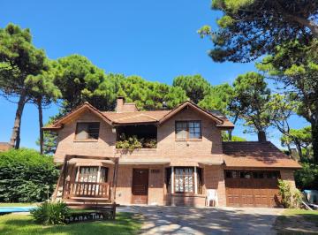 Casa · 243m² · 5 Dormitorios · 2 Cocheras · Casa en Venta - Zona B5 - Calidad de Construcción - Ideal Vivienda
