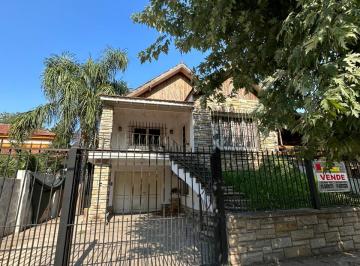 Casa de 4 ambientes, Tigre · Excelente Oportunidad! Casa Estilo Chaleten Dos Plantas en Tigre, Apto Credito!