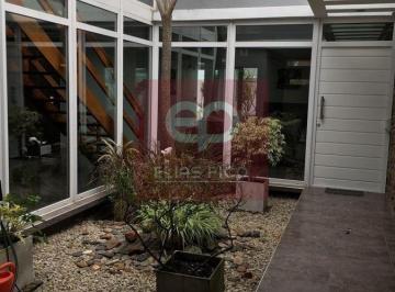 Casa · 320m² · 3 Dormitorios · Excelente Casa con Gran Parque y Pileta Cubierta