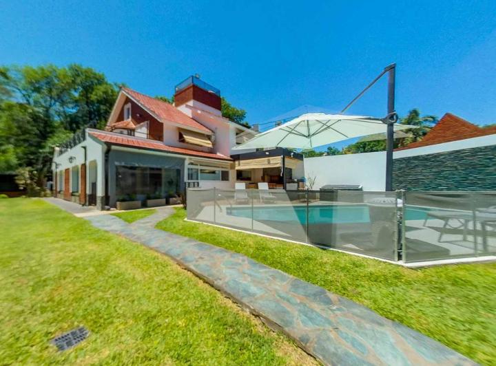 Casa · 341m² · 5 Ambientes · 4 Cocheras