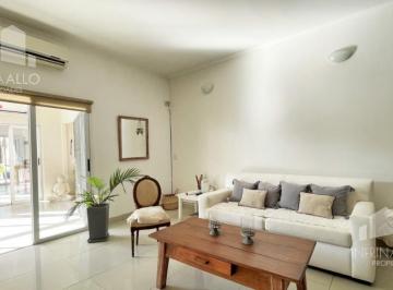 Casa · 200m² · 4 Ambientes · 1 Cochera · Venta Casa 4 Ambientes en Ituzaingo Norte